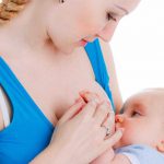 Những lợi ích tuyệt vời từ sữa mẹ mang lại cho bé