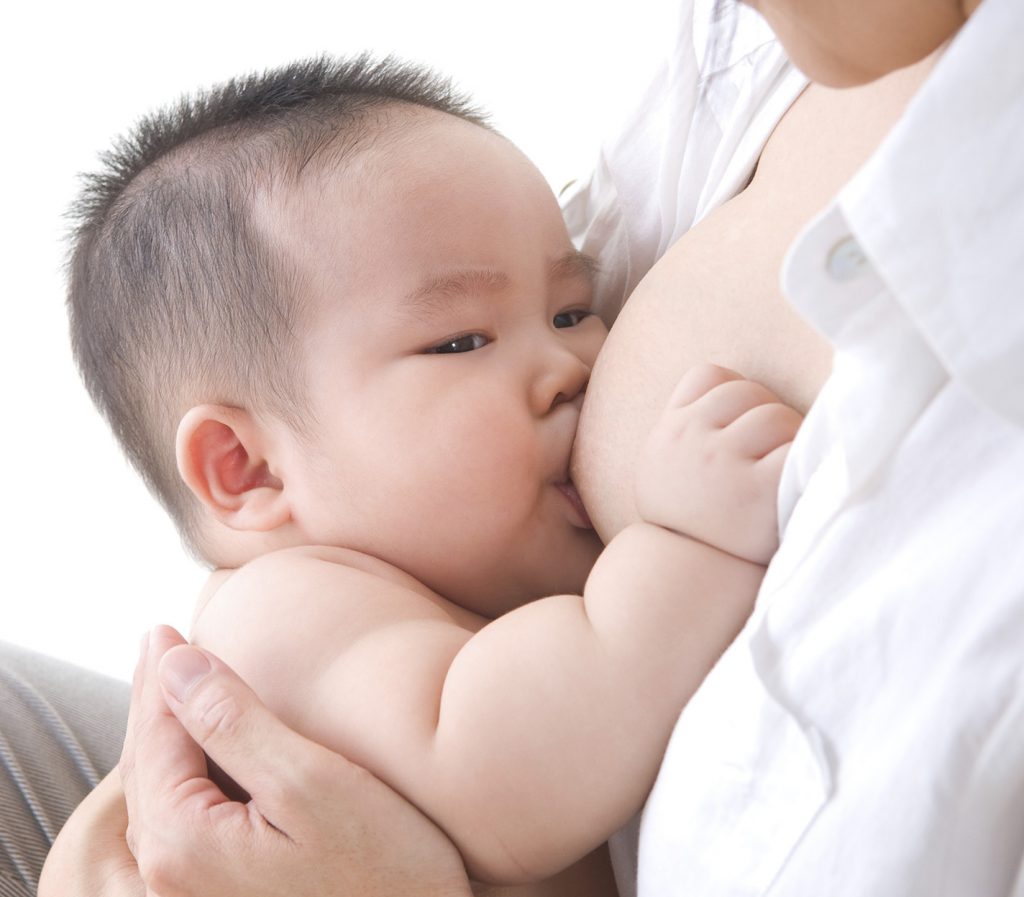 Kích cỡ ngực không ảnh hưởng đến việc tiết sữa nhiều hay ít của mẹ